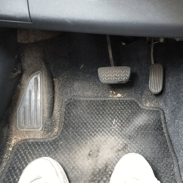 Dywanik kierowcy welurowy z przetarciem pod stopą