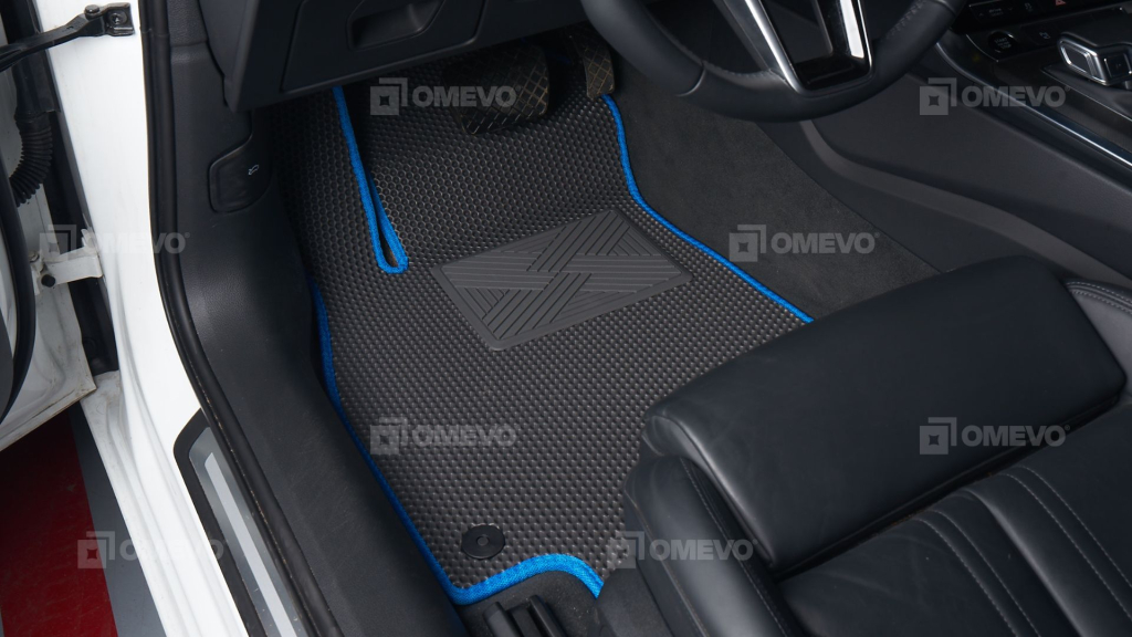 OMEVO EVA Dywanik kierowcy w kolorze grafitowym z niebieskim obszyciem z podstopnicą