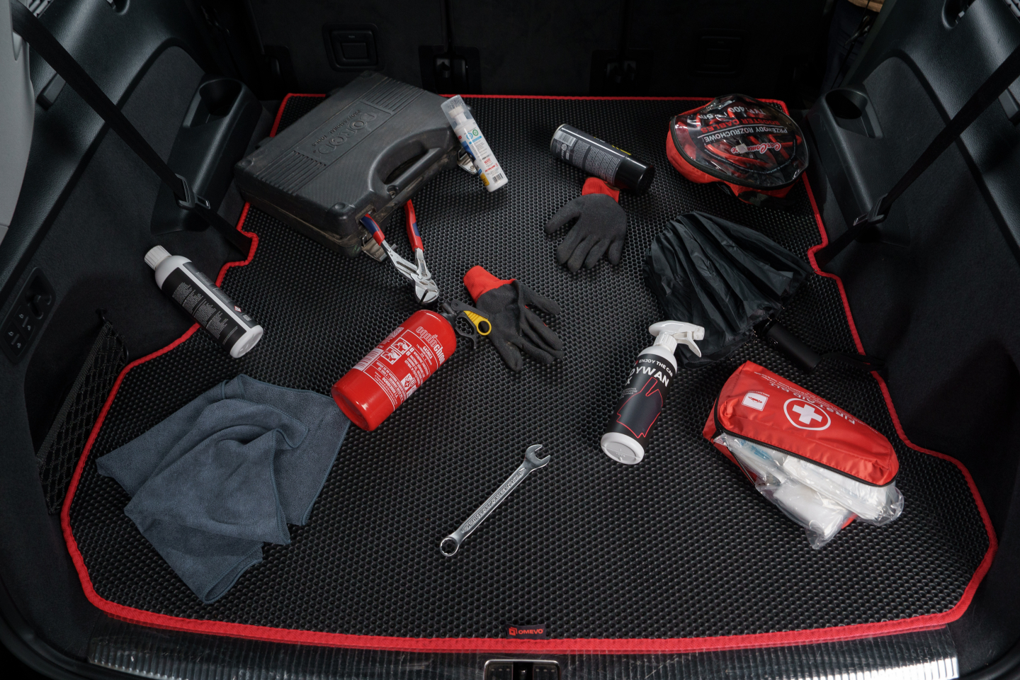 Jak zrobić porządek w bagażniku raz i na zawsze? Poradnik OMEVO
